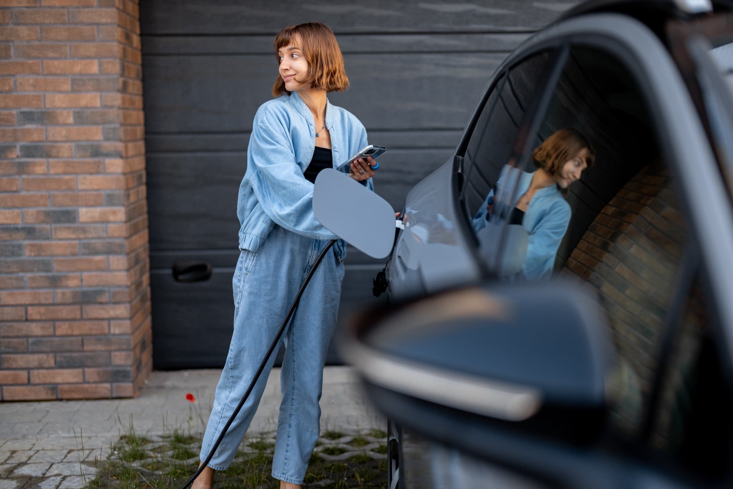 Véhicule électrique en charge sur une borne à domicile